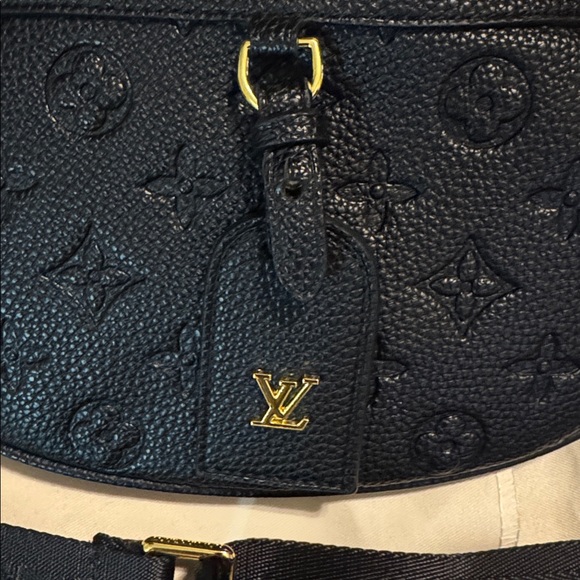 Black bum bag
L v - Picture 2 of 7